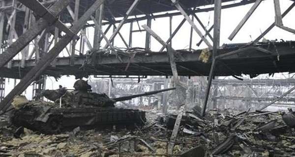 Наблюдатели ОБСЕ увидели останки погибших в военной форме в аэропорту Донецка