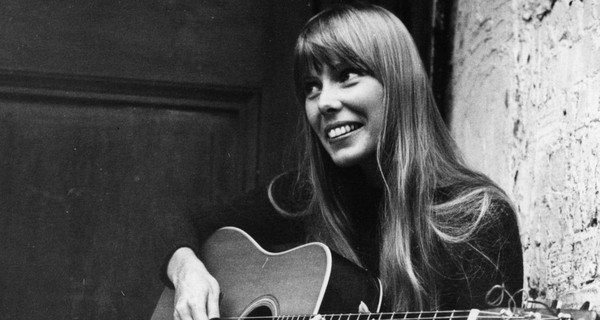 Певицу Джони Митчелл нашли без сознания в собственном доме  