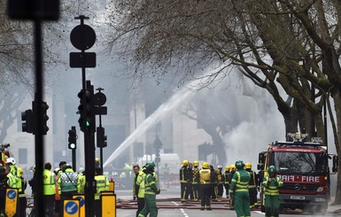 В Лондоне во время пожара огонь вырывался из люков на тротуарах