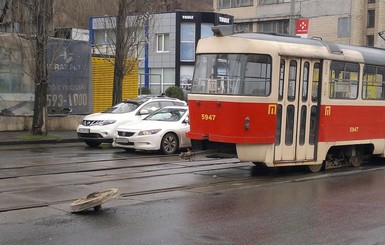 В Киеве у трамвая посреди дороги отвалилось колесо