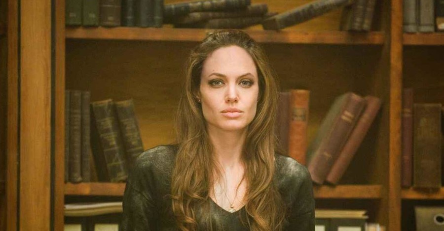 Анджелина Джоли 16 лет назад предсказала себе операцию по удалению груди