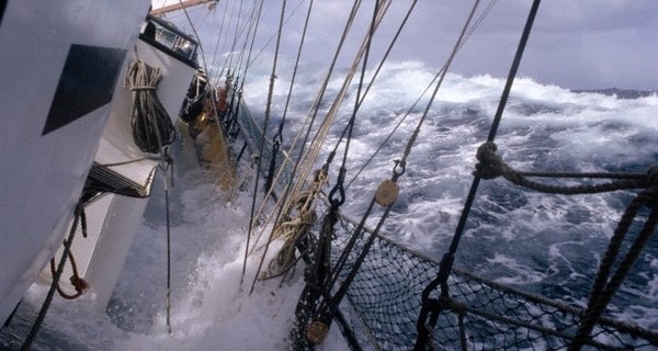 В Охотском море возобновлены поиски, судьба 13 членов экипажа траулера 