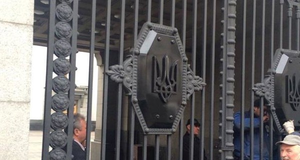 На воротах Рады советскую символику заменили гербом Украины