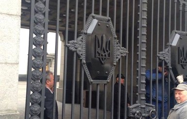 На воротах Рады советскую символику заменили гербом Украины