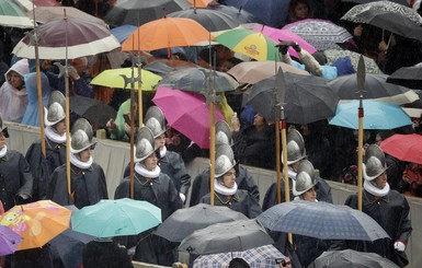 В Ватикане Пасхальная месса началась под дождем