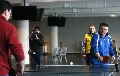 Украинские министры сыграли в настольный теннис