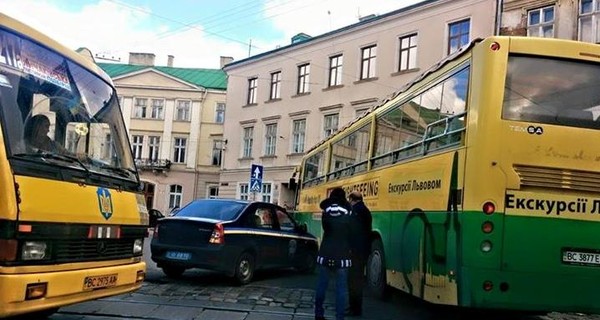 В центре Львова машина ГАИ въехала в туристический автобус