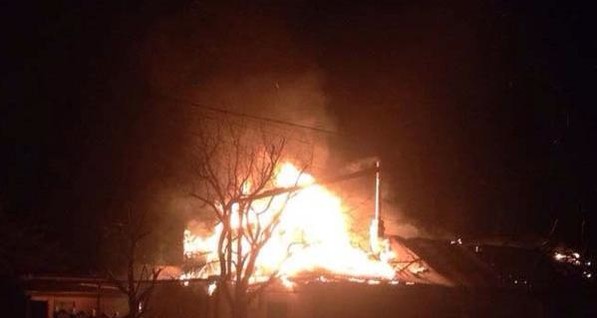 В Донецке под вечер возобновилась стрельба, горит дом