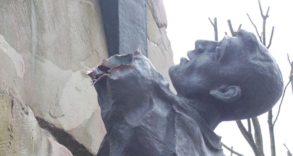 Во Львове вандалы отпилили руку бронзовому памятнику воинам-афганцам