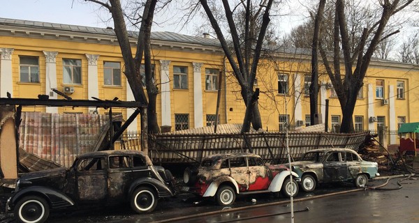 В Одессе сгорело кафе с ретро-машинами