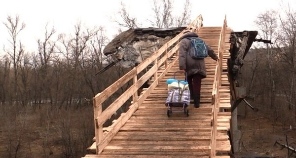 В Станице Луганской сделали деревянную переправу через взорванный мост