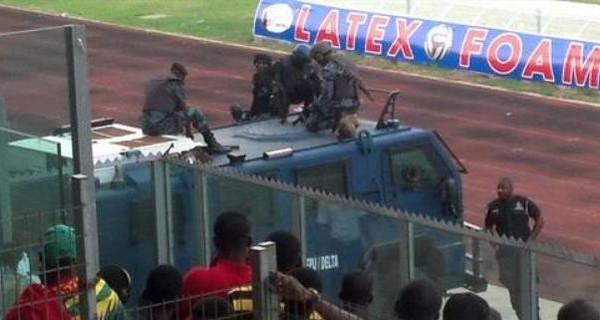 В Гане полиция на БТРе спасала футболистов от разъяренных фанатов