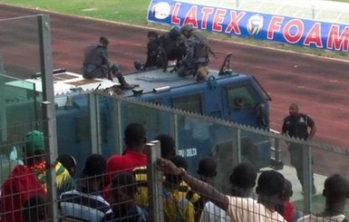 В Гане полиция на БТРе спасала футболистов от разъяренных фанатов