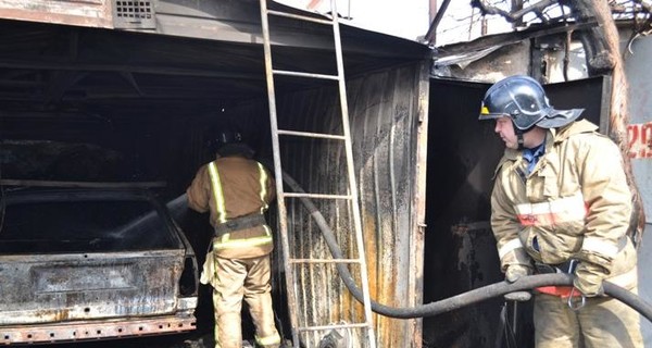 В пожаре на одесской автостоянке обгорели восемь человек – из них семь спасателей