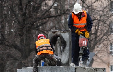 Взорванную стелу с флагом Украины восстановят до субботы