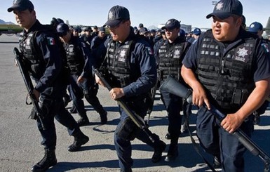 В Мексике в результате нападения наркомафии погибли  15 полицейских  