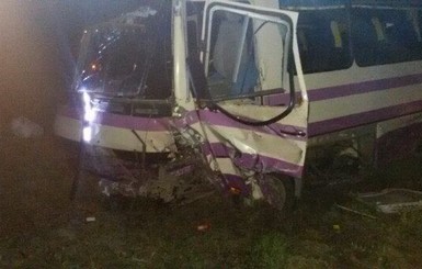 На Львовщине лоб в лоб столкнулись иномарка и автобус с 25 пассажирами