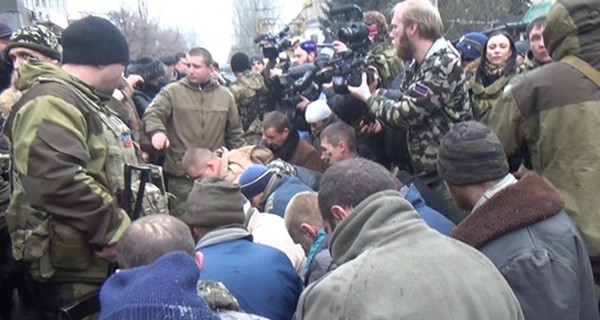 Amnesty International требует расследовать казни и пытки украинских военных