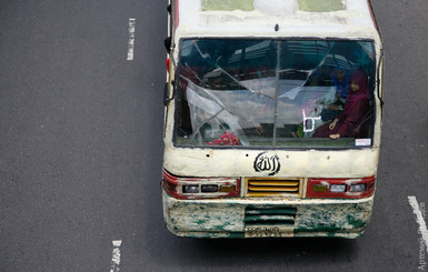 В Бангладеш автобус врезался в дерево, погибли 25 человек