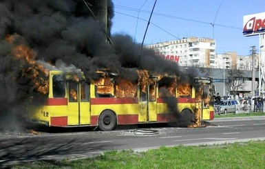 Во Львове во время движения загорелся троллейбус
