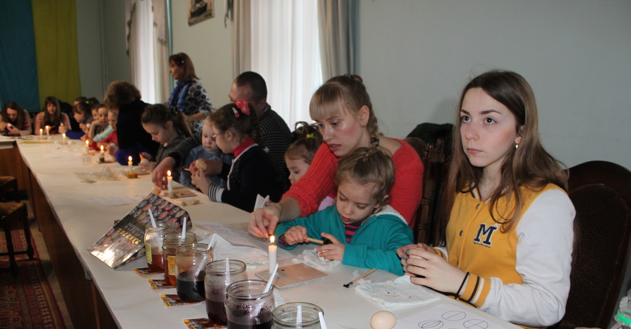 Во Львове дети воинов АТО рисовали писанки вместе с солдатами из госпиталя