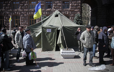 В Киеве прямо на Крещатике зазывают служить в армии