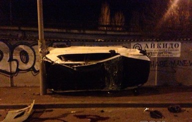 Авария в Киеве: авто вылетело на обочину и перевернулось 