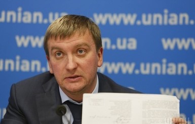 Министр юстиции Петренко заработал больше Яценюка  и ездит на трех машинах