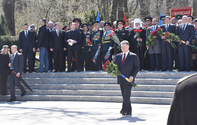 В Одессе Евромайдан и Антимайдан чуть не подрались после визита Порошенко на Аллею Славы
