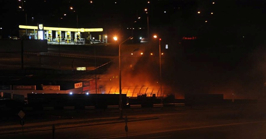 В Киеве потушили крупный пожар: возле метро 