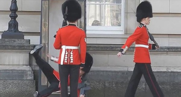 Часовой у Букингемского дворца упал и насмешил приезжих туристов