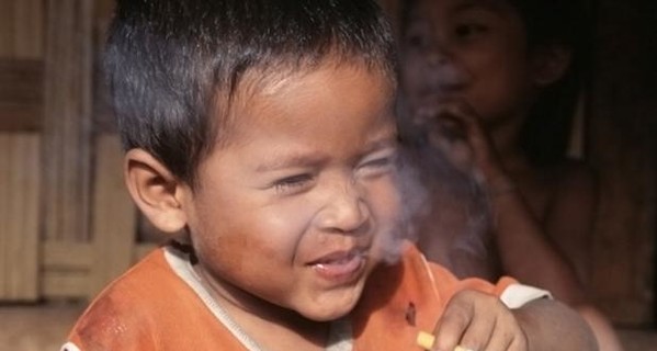 Семилетний индонезиец бросает курить: ограничился 16 сигаретами в день