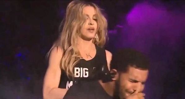 Интернет издевается над Мадонной, целующей Дрейка