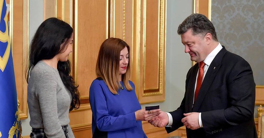 Порошенко вручил украинский паспорт российской журналистке Сергацковой