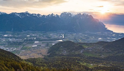 В швейцарских Альпах художник нарисовал на траве картину