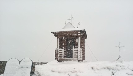 Гору Поп Иван замело снегом