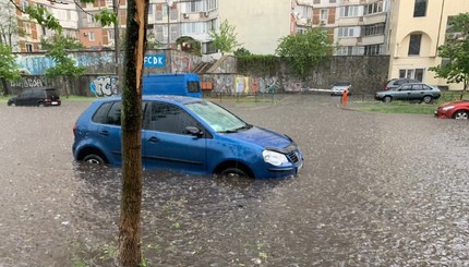 Машины плывут: в Киеве прошел мощный ливень с градом