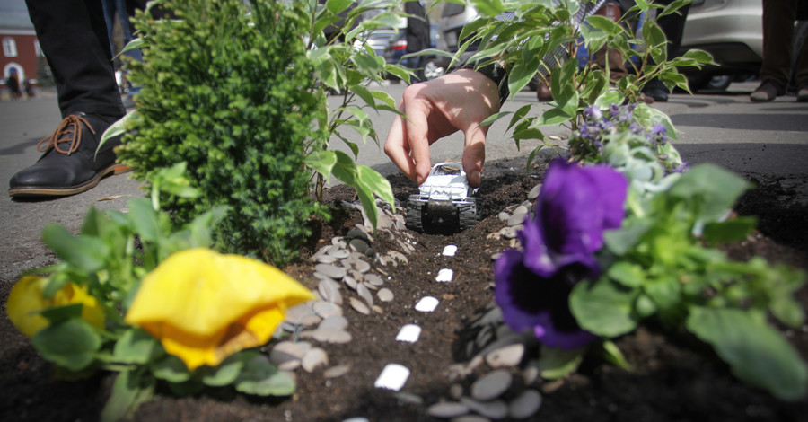В Киеве ямы на дорогах засадили цветами