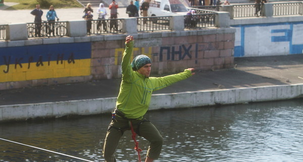 Экстремалы в Днепропетровске ходят по стропе над водами Днепра 