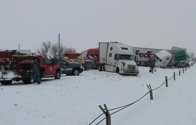 В США снежная буря парализовала движение в штате Вайоминг