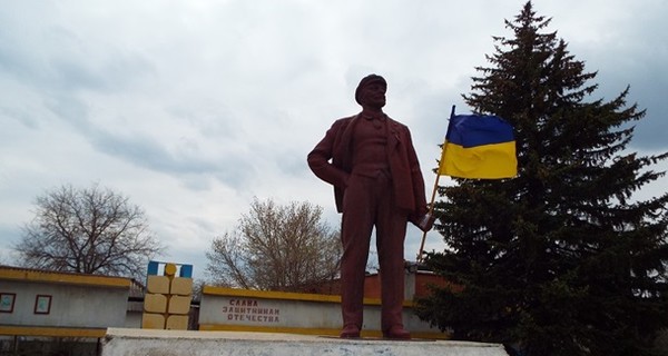 Москаль: в Станице Луганской памятник Ленину упал сам