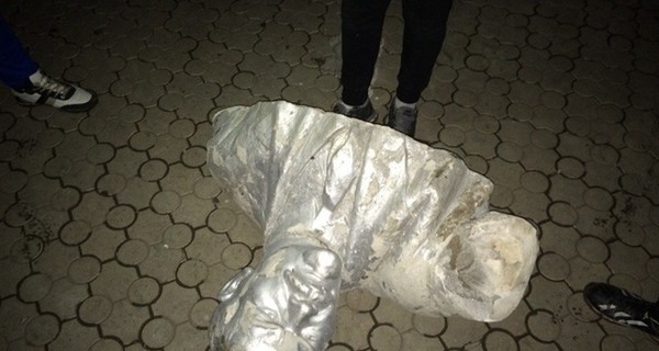 В Харькове свалили еще два памятника Ленину
