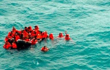 В Средиземном море тонет корабль, на борту которого 650 мигрантов
