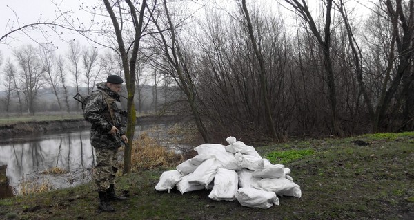 В Сумской области на берегу реки нашли полтонны сала