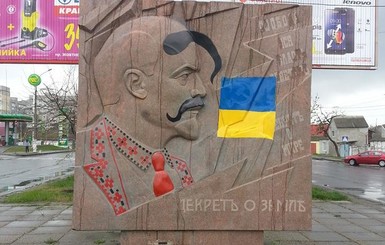 Николаевского Ленина преобразили в казака