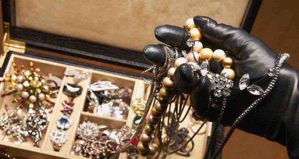В Кировограде охранник ювелирной лавки месяц таскал из нее золото