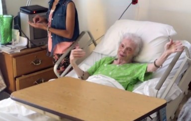102-летняя женщина впервые увидела фильмы, где она танцует свинг в 30-40-х годах