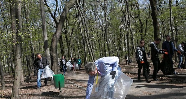 Посол США приехал в Киев и убрал мусор в парке Нивки