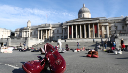 Детская обувь на площади в Лондоне