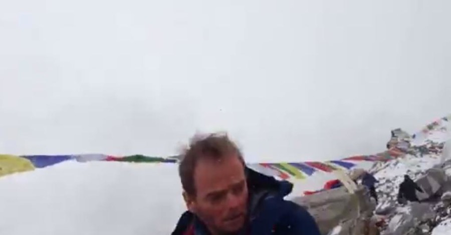 Землетрясение в Непале: нашли видео схода лавины на Эвересте 